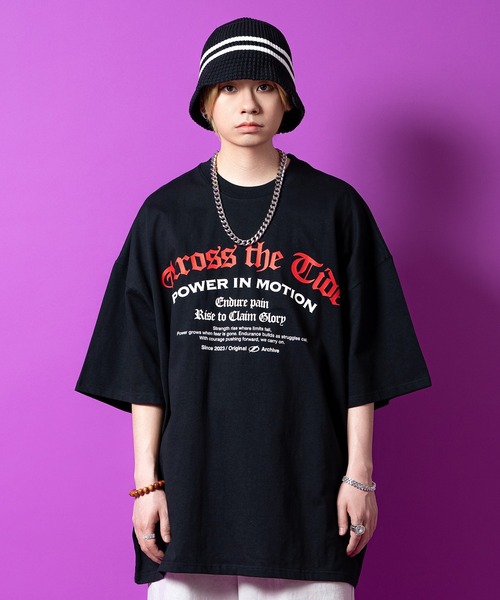 a.p.o.v.(エーピーオービー)の「a.p.o.v. ゴシックロゴプリントスーパーオーバーサイズコットンTシャツ(Tシャツ/カットソー・メンズ・ホワイト/ブラック・ONESIZE)」の2枚目の写真