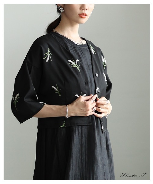 Sawa a la mode(サワアラモード)の「花柄刺繍ノーカラーシャツジャケット(ノーカラージャケット・レディース・ブラック・FREE)」の2枚目の写真