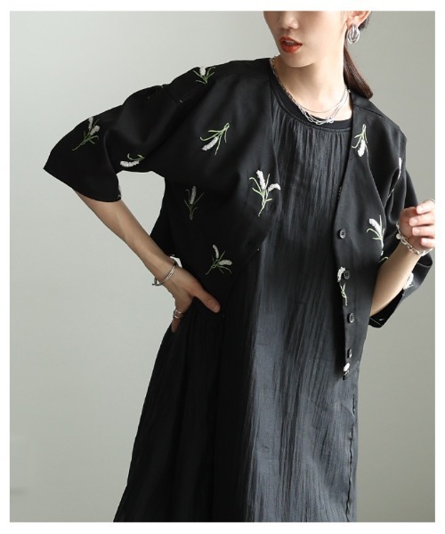 Sawa a la mode(サワアラモード)の「花柄刺繍ノーカラーシャツジャケット(ノーカラージャケット・レディース・ブラック・FREE)」の4枚目の写真
