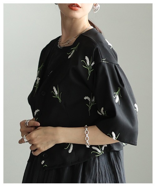 Sawa a la mode(サワアラモード)の「花柄刺繍ノーカラーシャツジャケット(ノーカラージャケット・レディース・ブラック・FREE)」の8枚目の写真