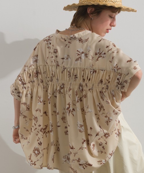 le colis（ルコリ）の「花 プリント シャーリング ポンチョ 5分袖 シャツ（シャツ/ブラウス・レディース・ブルー系その他/レッド系その他/ベージュ系その他/ブラック系その他・FREE）」の3枚目の写真