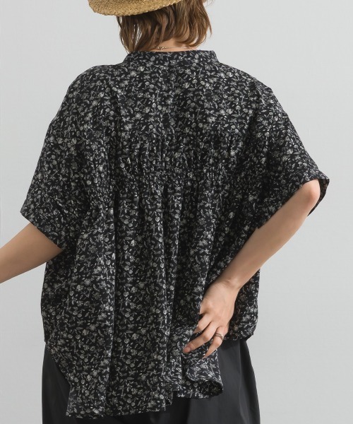 le colis（ルコリ）の「花 プリント シャーリング ポンチョ 5分袖 シャツ（シャツ/ブラウス・レディース・ブルー系その他/レッド系その他/ベージュ系その他/ブラック系その他・FREE）」の6枚目の写真