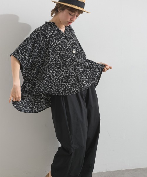 le colis（ルコリ）の「花 プリント シャーリング ポンチョ 5分袖 シャツ（シャツ/ブラウス・レディース・ブルー系その他/レッド系その他/ベージュ系その他/ブラック系その他・FREE）」の8枚目の写真