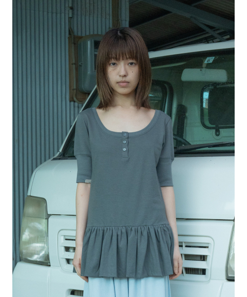 PEEVES PEEVES(フィブス フィブス)の「Henley Peplum Top / Charcoal(Tシャツ/カットソー・レディース・その他・OS)」の3枚目の写真
