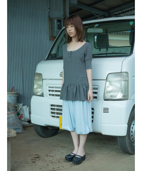 PEEVES PEEVES(フィブス フィブス)の「Henley Peplum Top / Charcoal(Tシャツ/カットソー・レディース・その他・OS)」の2枚目の写真