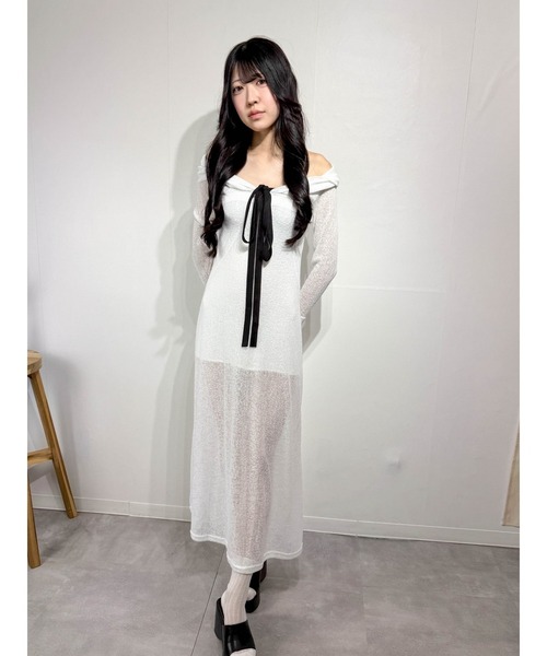 marcydorn(マーシードルン)の「配色リボンアクセント オフショルロングワンピース フェミニンシルエット(ワンピース・レディース・ホワイト・S/M/L)」の2枚目の写真