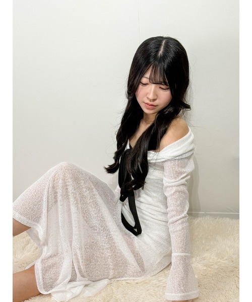 marcydorn(マーシードルン)の「配色リボンアクセント オフショルロングワンピース フェミニンシルエット(ワンピース・レディース・ホワイト・S/M/L)」の5枚目の写真