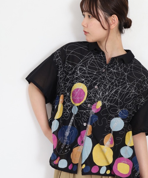 KILKI(キルキー)の「kilki 半袖オーバーサイズブラウス ギター(シャツ/ブラウス・レディース・ブラック系/オレンジ系・FREE)」の1枚目の写真