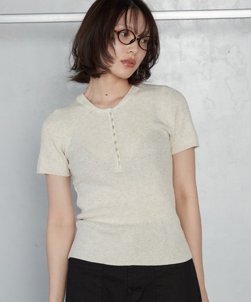 OFROOM(オフルーム)の「【2026秋冬新作】Rib Henley Knit Top|リブヘンリーニットトップ(ニット/セーター・レディース・ブラック/ブラウン/アイボリー・FREE)」の2枚目の写真