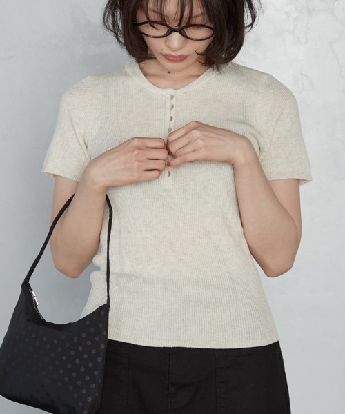 OFROOM(オフルーム)の「【2026秋冬新作】Rib Henley Knit Top|リブヘンリーニットトップ(ニット/セーター・レディース・ブラック/ブラウン/アイボリー・FREE)」の8枚目の写真