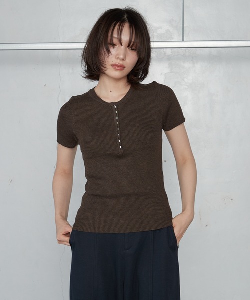 OFROOM(オフルーム)の「【2026秋冬新作】Rib Henley Knit Top|リブヘンリーニットトップ(ニット/セーター・レディース・ブラック/ブラウン/アイボリー・FREE)」の18枚目の写真