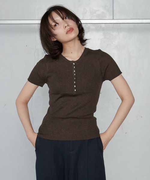 OFROOM(オフルーム)の「【2026秋冬新作】Rib Henley Knit Top|リブヘンリーニットトップ(ニット/セーター・レディース・ブラック/ブラウン/アイボリー・FREE)」の19枚目の写真