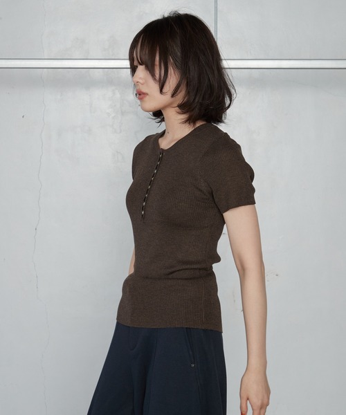 OFROOM(オフルーム)の「【2026秋冬新作】Rib Henley Knit Top|リブヘンリーニットトップ(ニット/セーター・レディース・ブラック/ブラウン/アイボリー・FREE)」の16枚目の写真