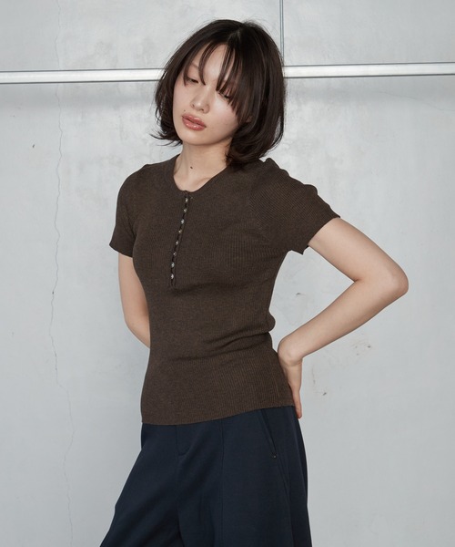 OFROOM(オフルーム)の「【2026秋冬新作】Rib Henley Knit Top|リブヘンリーニットトップ(ニット/セーター・レディース・ブラック/ブラウン/アイボリー・FREE)」の17枚目の写真