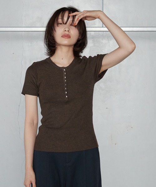 OFROOM(オフルーム)の「【2026秋冬新作】Rib Henley Knit Top|リブヘンリーニットトップ(ニット/セーター・レディース・ブラック/ブラウン/アイボリー・FREE)」の4枚目の写真
