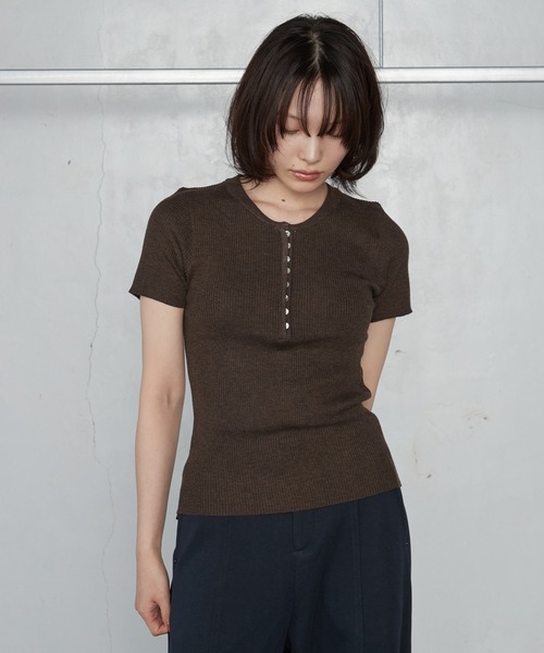 OFROOM(オフルーム)の「【2026秋冬新作】Rib Henley Knit Top|リブヘンリーニットトップ(ニット/セーター・レディース・ブラック/ブラウン/アイボリー・FREE)」の5枚目の写真