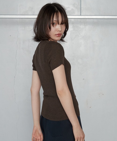 OFROOM(オフルーム)の「【2026秋冬新作】Rib Henley Knit Top|リブヘンリーニットトップ(ニット/セーター・レディース・ブラック/ブラウン/アイボリー・FREE)」の22枚目の写真