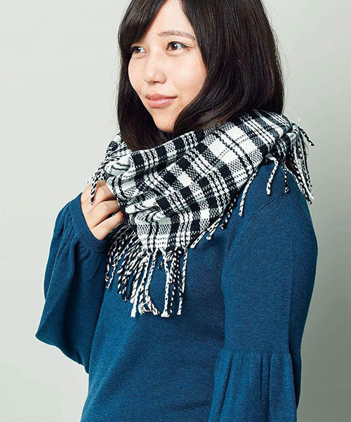 Live in comfort(リブインコンフォート)の「【大人気の10色展開スヌード☆】リブ イン コンフォート くるりと巻くだけ簡単チェックスヌード(ネックウォーマー/スヌード・レディース・ライトブルー/ダークグリーン/レッド/ホワイト×ブルー/ホワイト×ブラック/ブルー系その他/イエロー系その他/オレンジ系その他/グレー×ピンク/グリーン×オレンジ・ONE SIZE)」の3枚目の写真