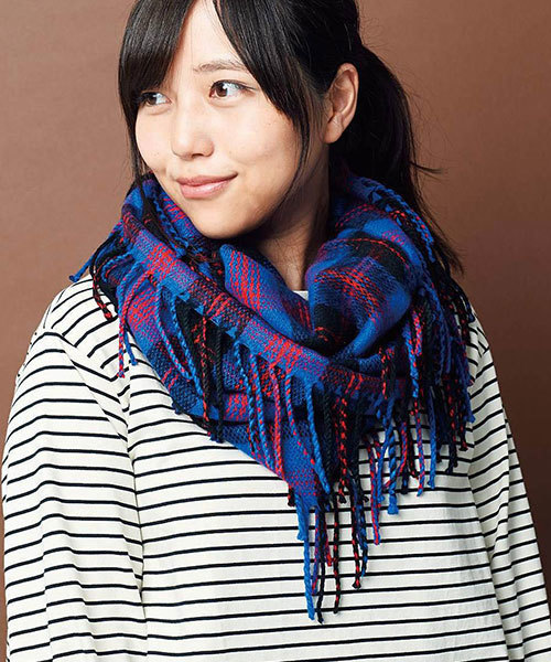 Live in comfort(リブインコンフォート)の「【大人気の10色展開スヌード☆】リブ イン コンフォート くるりと巻くだけ簡単チェックスヌード(ネックウォーマー/スヌード・レディース・ライトブルー/ダークグリーン/レッド/ホワイト×ブルー/ホワイト×ブラック/ブルー系その他/イエロー系その他/オレンジ系その他/グレー×ピンク/グリーン×オレンジ・ONE SIZE)」の7枚目の写真