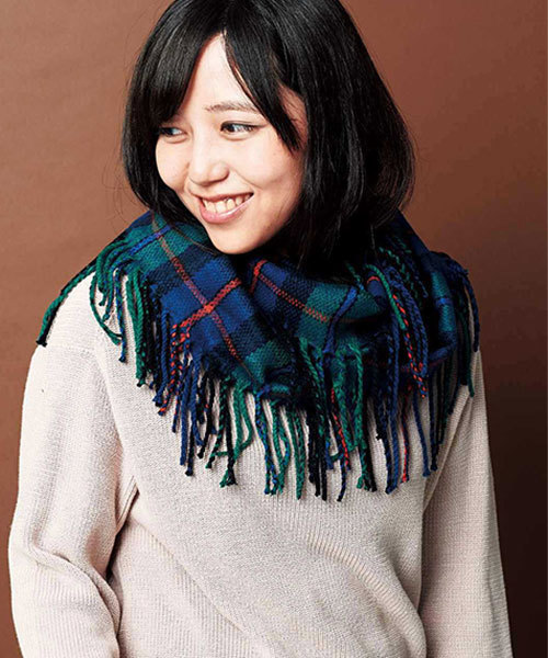 Live in comfort(リブインコンフォート)の「【大人気の10色展開スヌード☆】リブ イン コンフォート くるりと巻くだけ簡単チェックスヌード(ネックウォーマー/スヌード・レディース・ライトブルー/ダークグリーン/レッド/ホワイト×ブルー/ホワイト×ブラック/ブルー系その他/イエロー系その他/オレンジ系その他/グレー×ピンク/グリーン×オレンジ・ONE SIZE)」の5枚目の写真