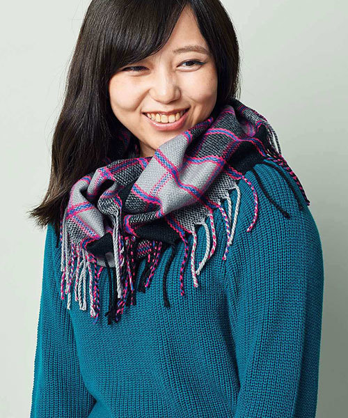 Live in comfort(リブインコンフォート)の「【大人気の10色展開スヌード☆】リブ イン コンフォート くるりと巻くだけ簡単チェックスヌード(ネックウォーマー/スヌード・レディース・ライトブルー/ダークグリーン/レッド/ホワイト×ブルー/ホワイト×ブラック/ブルー系その他/イエロー系その他/オレンジ系その他/グレー×ピンク/グリーン×オレンジ・ONE SIZE)」の14枚目の写真