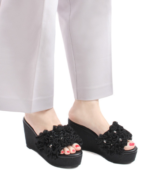 RANDA（ランダ）の「【足にフィットするよう履き心地を追求】フリル×ビジューウェッジサンダル（サンダル・レディース・アイボリー/ブラック/ピンク・S/M/L/LL）」の3枚目の写真