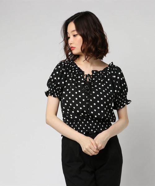 archives(アルシーヴ)の「ドット胸リボン半袖ブラウス(シャツ/ブラウス・レディース・オフホワイト/ブラック・MEDIUM)」の2枚目の写真