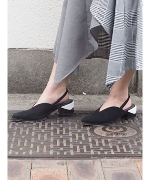 MURUA ポインテッドミュール MURUA（ムルーア）の「ポインテッドバブーシュ（サンダル）」 - WEAR