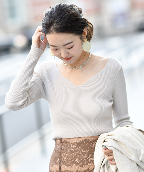 DouDou（ドゥドゥ）の「リブゆるVニット（ニット/セーター・レディース・ブラック/ブラウン/オフホワイト/グレイッシュベージュ/レッド/ブルー・FREE）」の5枚目の写真