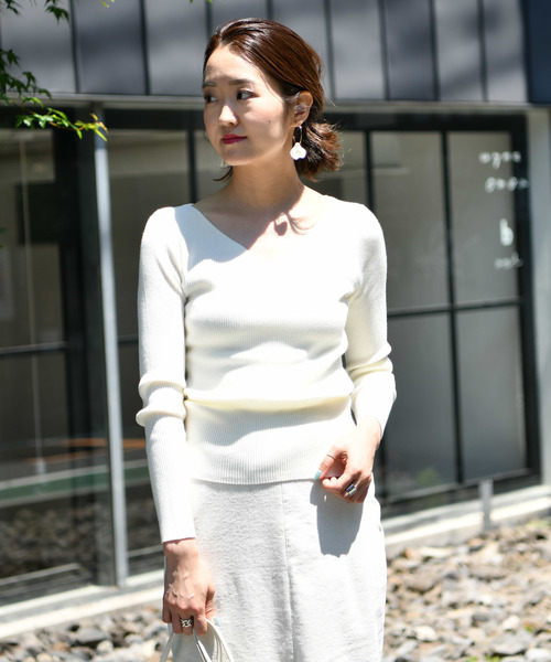 DouDou（ドゥドゥ）の「リブゆるVニット（ニット/セーター・レディース・ブラック/ブラウン/オフホワイト/グレイッシュベージュ/レッド/ブルー・FREE）」の7枚目の写真