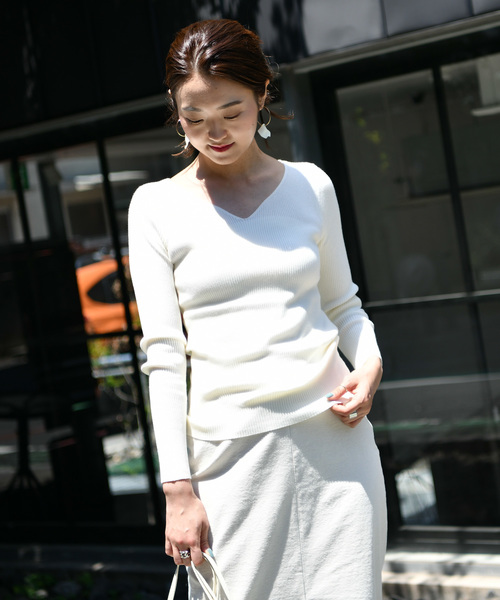 DouDou（ドゥドゥ）の「リブゆるVニット（ニット/セーター・レディース・ブラック/ブラウン/オフホワイト/グレイッシュベージュ/レッド/ブルー・FREE）」の8枚目の写真