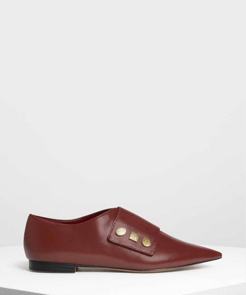 CHARLES & KEITH（チャールズ & キース）の「ビンテージボタンディテールポインテッドフラット / Vintage Button Detail Pointed Flats（スリッポン・レディース・ブラック/バーガンディー・23cm/23.5cm/24.5cm/25cm）」の2枚目の写真