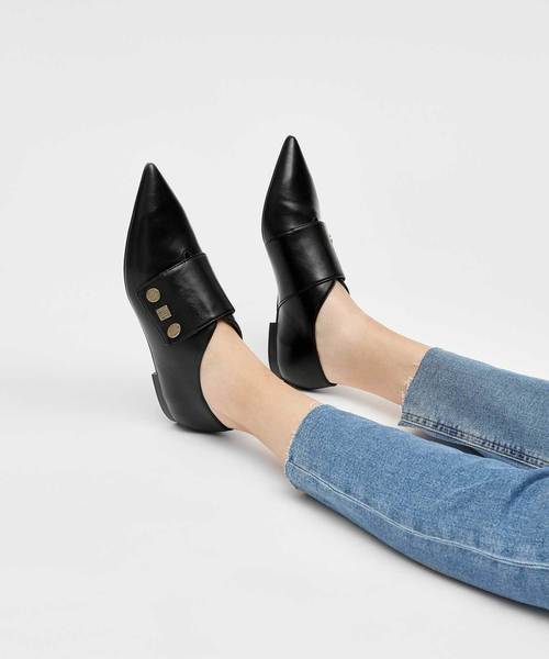 CHARLES & KEITH（チャールズ & キース）の「ビンテージボタンディテールポインテッドフラット / Vintage Button Detail Pointed Flats（スリッポン・レディース・ブラック/バーガンディー・23cm/23.5cm/24.5cm/25cm）」の12枚目の写真