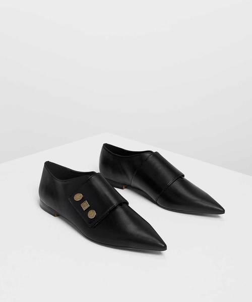 CHARLES & KEITH（チャールズ & キース）の「ビンテージボタンディテールポインテッドフラット / Vintage Button Detail Pointed Flats（スリッポン・レディース・ブラック/バーガンディー・23cm/23.5cm/24.5cm/25cm）」の6枚目の写真