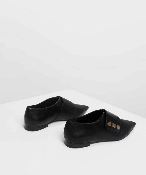 CHARLES & KEITH（チャールズ & キース）の「ビンテージボタンディテールポインテッドフラット / Vintage Button Detail Pointed Flats（スリッポン・レディース・ブラック/バーガンディー・23cm/23.5cm/24.5cm/25cm）」の3枚目の写真