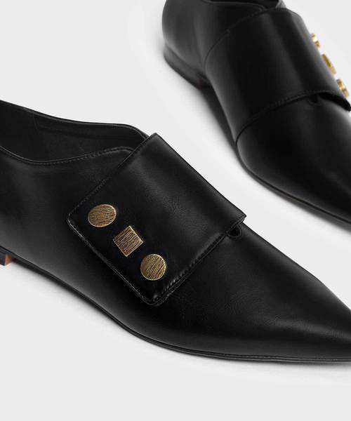 CHARLES & KEITH（チャールズ & キース）の「ビンテージボタンディテールポインテッドフラット / Vintage Button Detail Pointed Flats（スリッポン・レディース・ブラック/バーガンディー・23cm/23.5cm/24.5cm/25cm）」の8枚目の写真