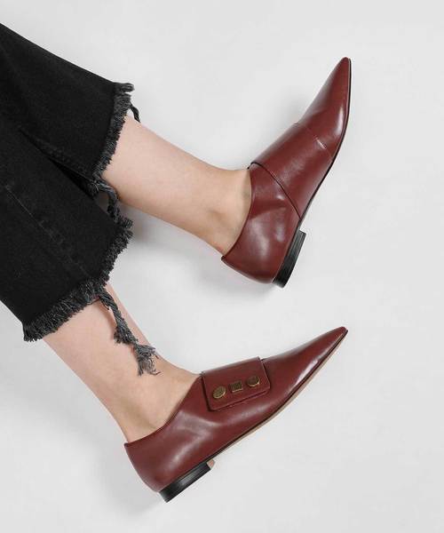 CHARLES & KEITH（チャールズ & キース）の「ビンテージボタンディテールポインテッドフラット / Vintage Button Detail Pointed Flats（スリッポン・レディース・ブラック/バーガンディー・23cm/23.5cm/24.5cm/25cm）」の14枚目の写真