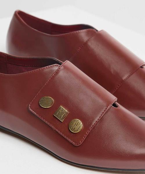 CHARLES & KEITH（チャールズ & キース）の「ビンテージボタンディテールポインテッドフラット / Vintage Button Detail Pointed Flats（スリッポン・レディース・ブラック/バーガンディー・23cm/23.5cm/24.5cm/25cm）」の7枚目の写真