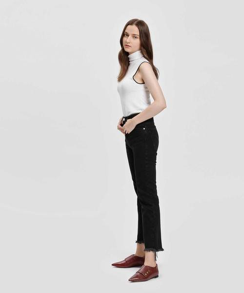 CHARLES & KEITH（チャールズ & キース）の「ビンテージボタンディテールポインテッドフラット / Vintage Button Detail Pointed Flats（スリッポン・レディース・ブラック/バーガンディー・23cm/23.5cm/24.5cm/25cm）」の4枚目の写真