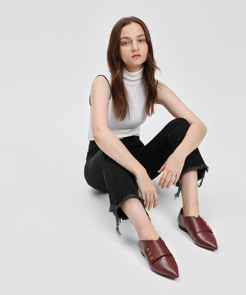 CHARLES & KEITH（チャールズ & キース）の「ビンテージボタンディテールポインテッドフラット / Vintage Button Detail Pointed Flats（スリッポン・レディース・ブラック/バーガンディー・23cm/23.5cm/24.5cm/25cm）」の9枚目の写真