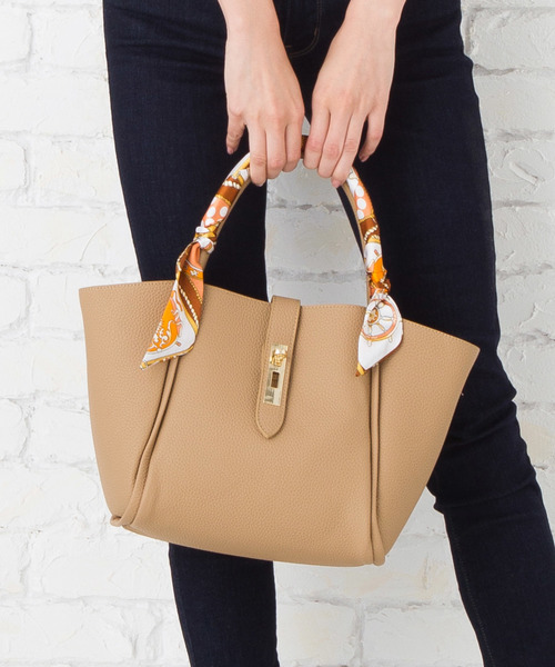 florist（フローリスト）の「【3way】スカーフ付き台形ハンドバッグ/ショルダーバッグ（ハンドバッグ・レディース・ホワイト/ブラック/ベージュ/ピンク/レッド/グレー・FREE）」の5枚目の写真