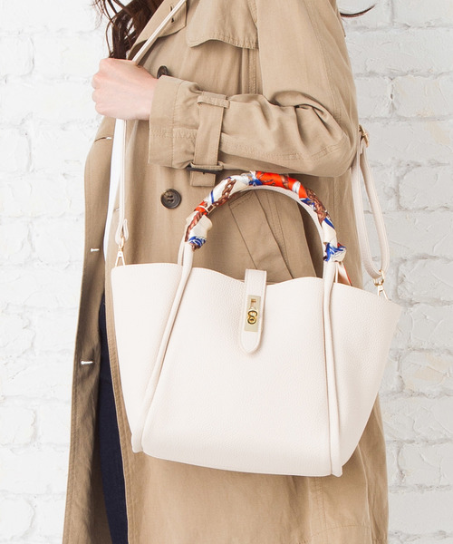 florist（フローリスト）の「【3way】スカーフ付き台形ハンドバッグ/ショルダーバッグ（ハンドバッグ・レディース・ホワイト/ブラック/ベージュ/ピンク/レッド/グレー・FREE）」の2枚目の写真