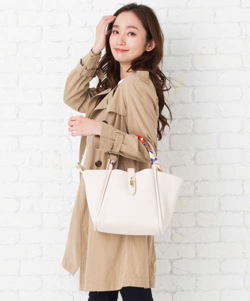 florist（フローリスト）の「【3way】スカーフ付き台形ハンドバッグ/ショルダーバッグ（ハンドバッグ・レディース・ホワイト/ブラック/ベージュ/ピンク/レッド/グレー・FREE）」の22枚目の写真