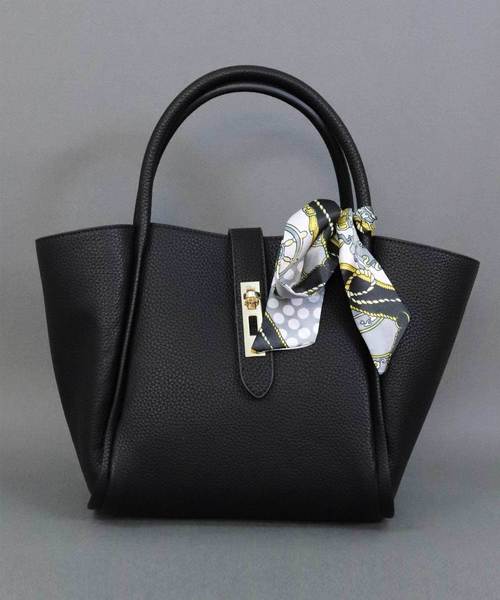 florist（フローリスト）の「【3way】スカーフ付き台形ハンドバッグ/ショルダーバッグ（ハンドバッグ・レディース・ホワイト/ブラック/ベージュ/ピンク/レッド/グレー・FREE）」の9枚目の写真