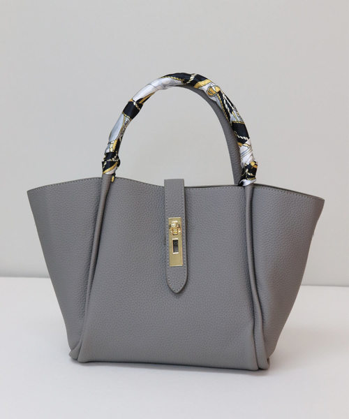 florist（フローリスト）の「【3way】スカーフ付き台形ハンドバッグ/ショルダーバッグ（ハンドバッグ・レディース・ホワイト/ブラック/ベージュ/ピンク/レッド/グレー・FREE）」の8枚目の写真