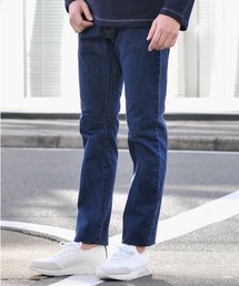 シンプルなストレートシルエットで落ち着いた大人のデニムパンツ