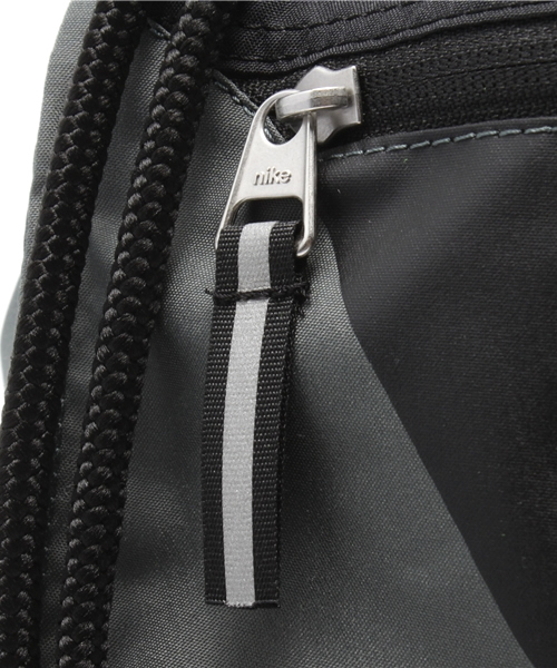 NIKE（ナイキ）の「ナイキ トレーニング ジムサック 巾着 NIKE TEAM TRAINING GYMSACK - V BA4728（バックパック/リュック・メンズ・ブラック/グリーン・ONE SIZE）」の9枚目の写真