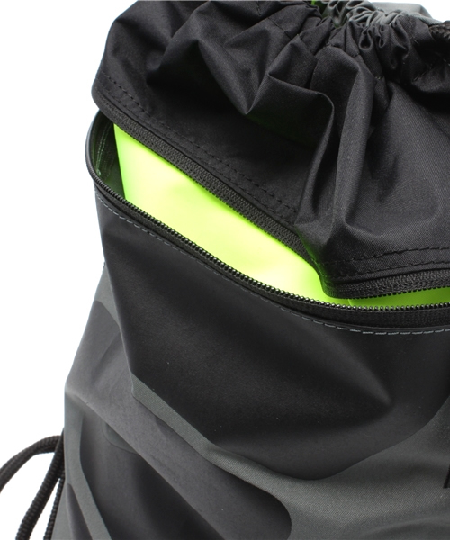 NIKE（ナイキ）の「ナイキ トレーニング ジムサック 巾着 NIKE TEAM TRAINING GYMSACK - V BA4728（バックパック/リュック・メンズ・ブラック/グリーン・ONE SIZE）」の10枚目の写真