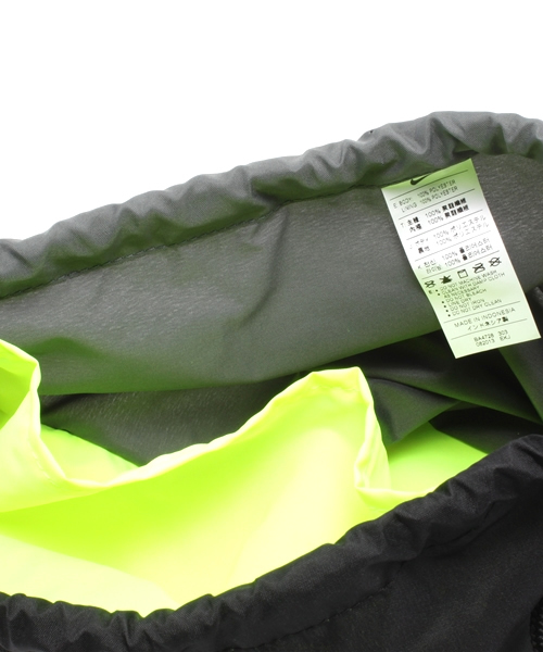 NIKE（ナイキ）の「ナイキ トレーニング ジムサック 巾着 NIKE TEAM TRAINING GYMSACK - V BA4728（バックパック/リュック・メンズ・ブラック/グリーン・ONE SIZE）」の11枚目の写真