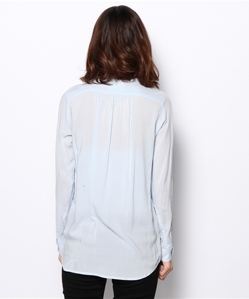 PLST(プラステ)の「レーヨン長袖スリムシャツ(シャツ/ブラウス・レディース・スカイブルー/サーモンピンク/オレンジ/オフホワイト・2)」の9枚目の写真
